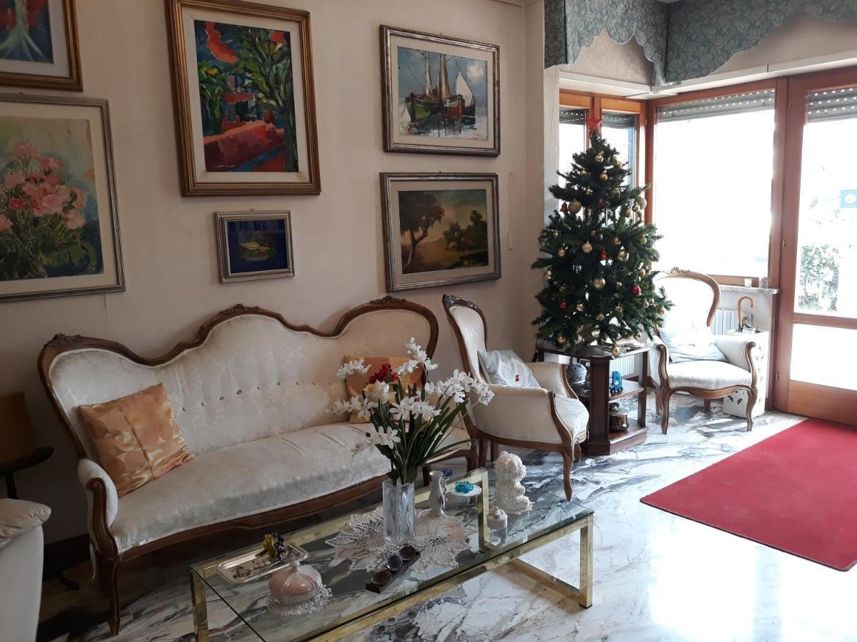 Home Denise E Luca Латина Екстериор снимка